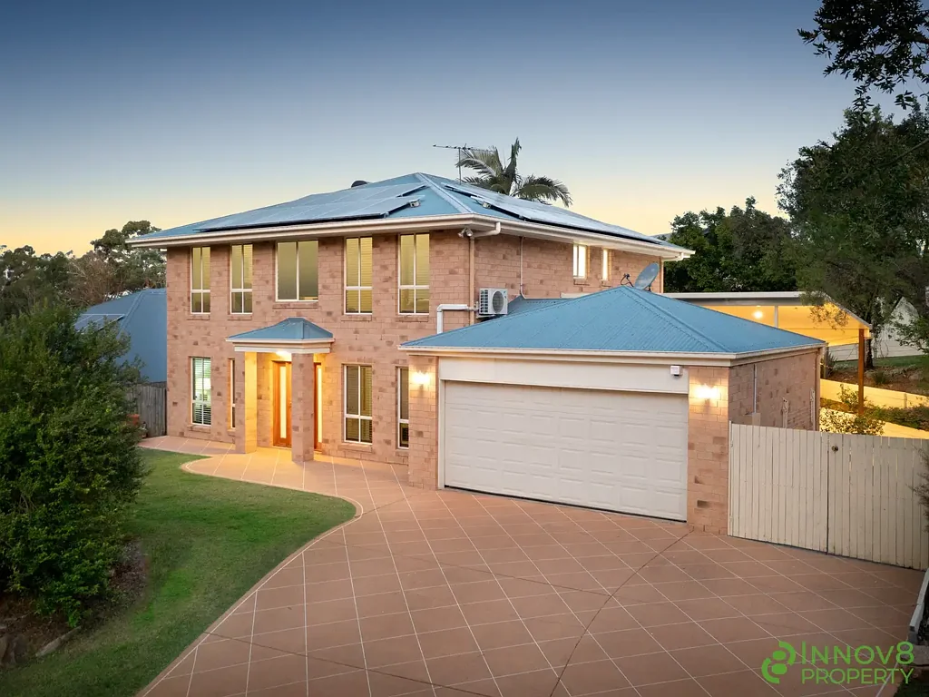 Eatons Hill 4Phòng ngủ Remarkable Family Home On An Elevated 730m2 Corner Block With A Stunning Renovation, A Show-Stopping Outdoor Entertaining Area & Sparkling Pool!