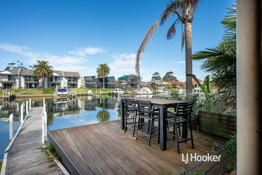 Paynesville 3房  ABSOLUTE WATERFRONT LIVING & WALK TO TOWN CONVENIENCE