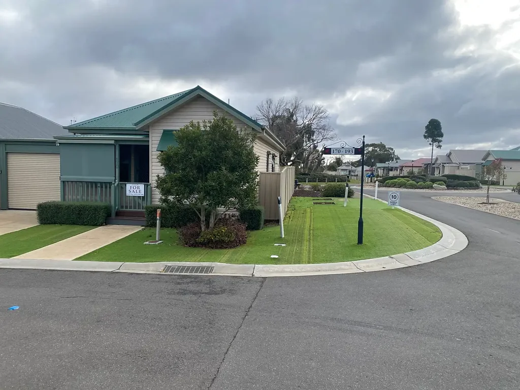 Kilmore 2房  Retirement Living at its best - Perfectly situated opposite bowling green and mtrs from community centre & main park - Book your Private tour today!