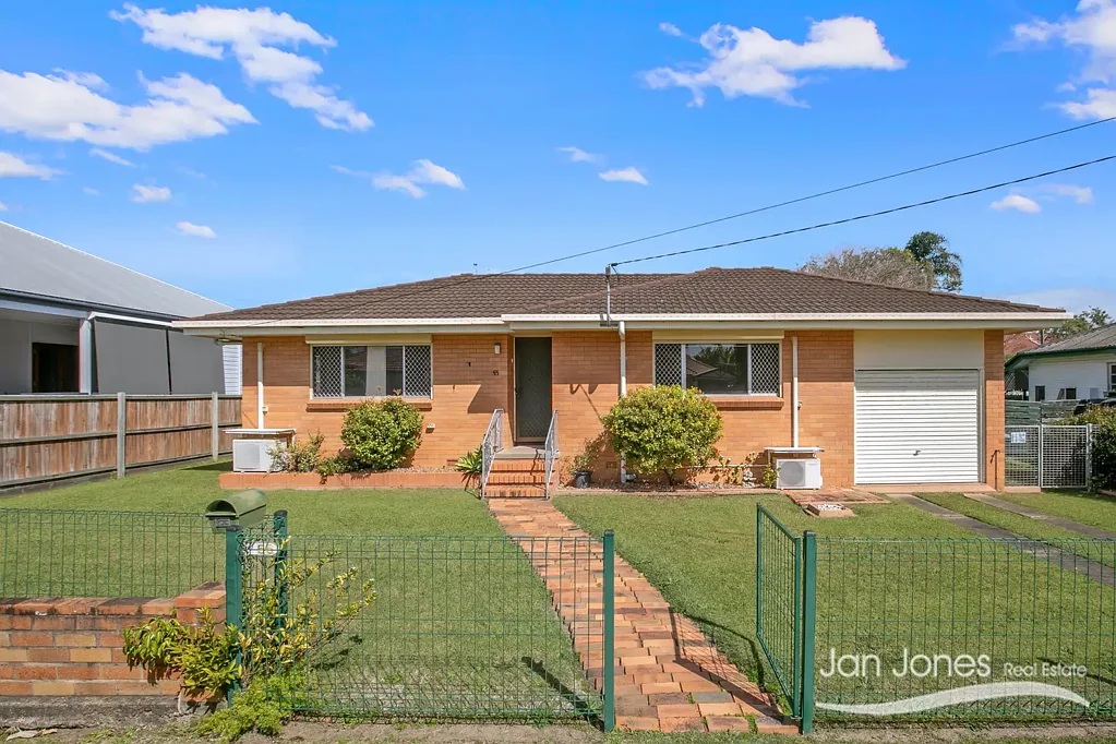 Woody Point 2 Bedroom Charming Lowset Brick & Tile Home – Close to the Water