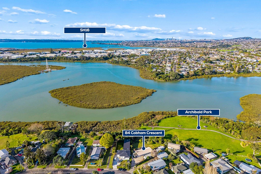 Kelston 3બેડરૂમ VIEWS, POTENTIAL — A RARE RESERVE-SIDE OPPORTUNITY