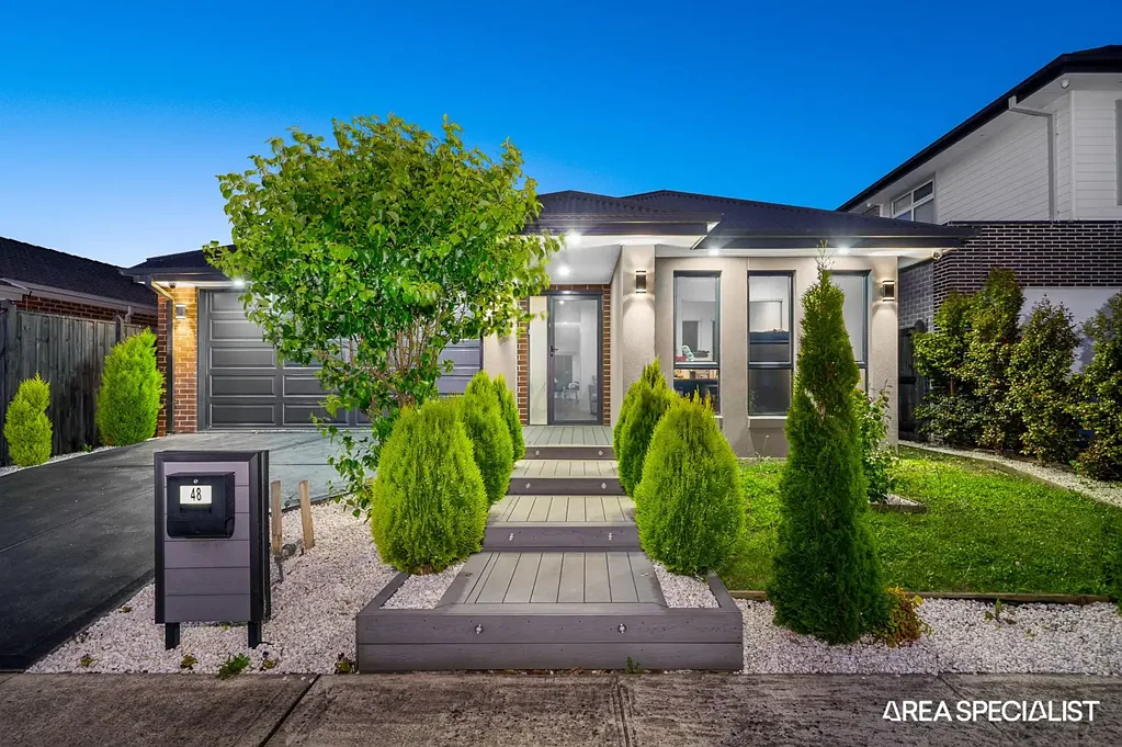 Cranbourne East 4房 现代家庭住宅 舒适氛围 开放式厨房 自然采光 主卧带套 户外娱乐空间 侧向通道 双车库 Elegant Family Home in a Great Location with Contemporary Comforts...