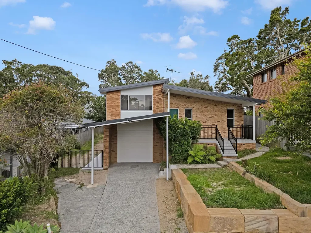 Four Bedroom Home In Highly Sought After Forresters Beach!
