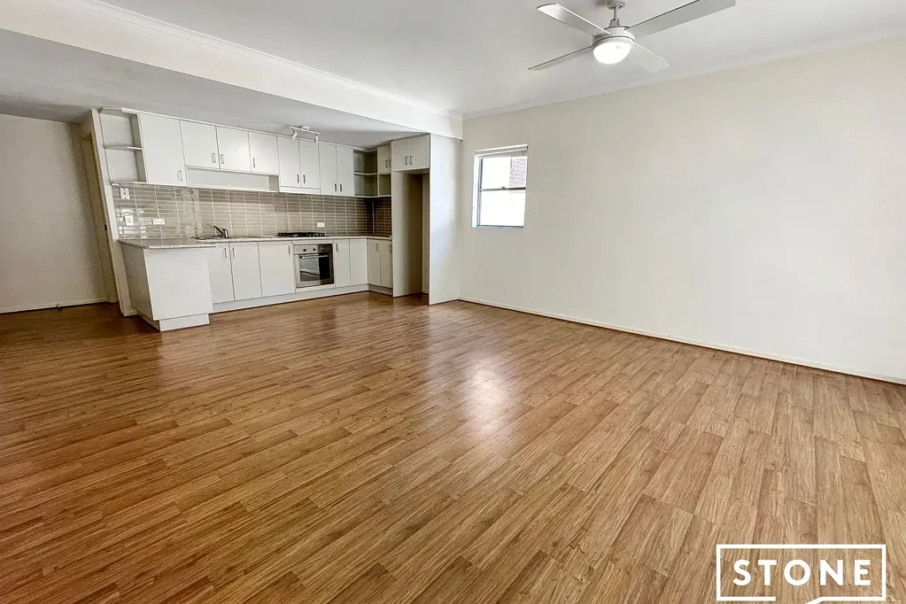 Modern two bedroom unit near popular Jetty strip.
