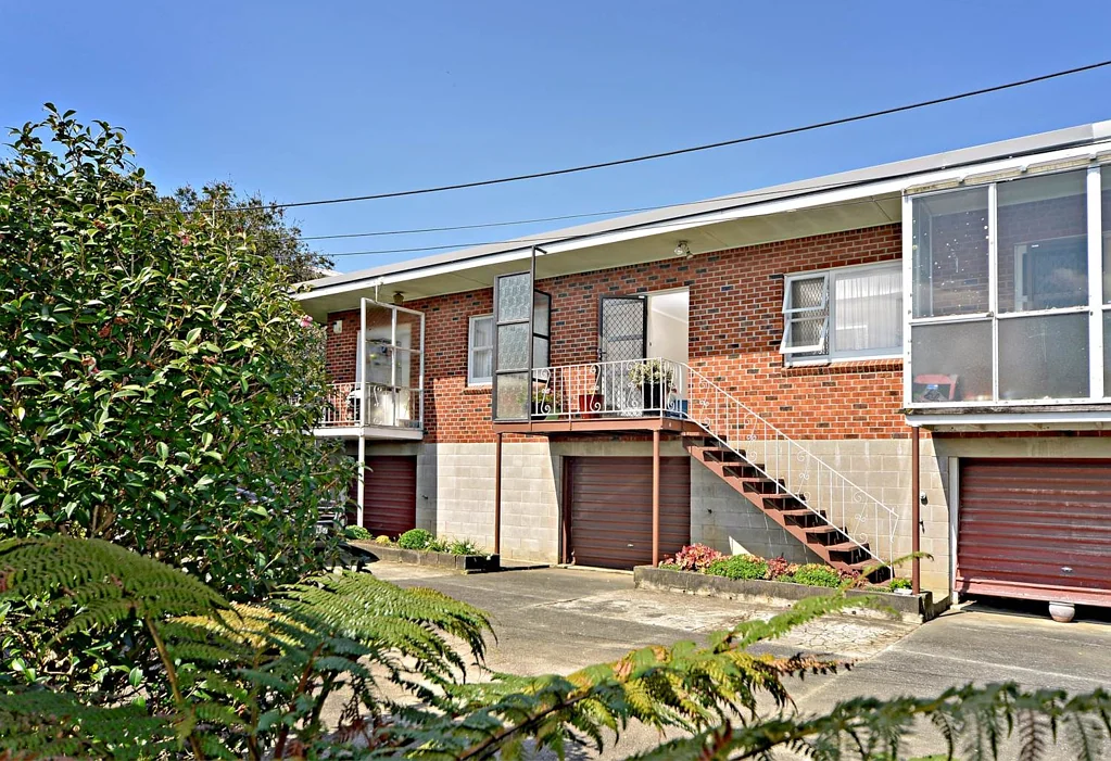 Sunny 2 Bedroom Home with Garage in a Prime Mount Albert Location