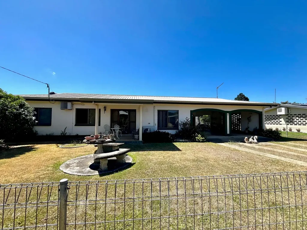 Mareeba 3 Bedroom QUALITY FAMILY HOME, QUIET SUBURB...MUST SEE!