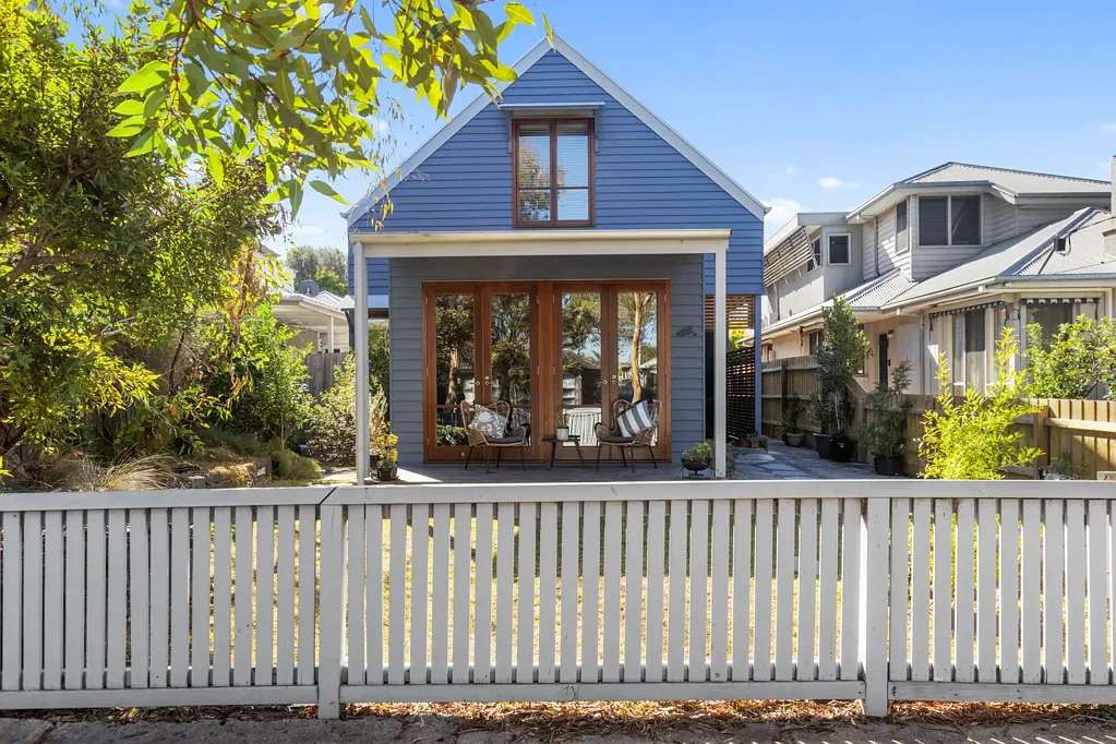 Charming Fully-Furnished Family Haven in the Heart of Williamstown - 6 Month lease (negotiable)