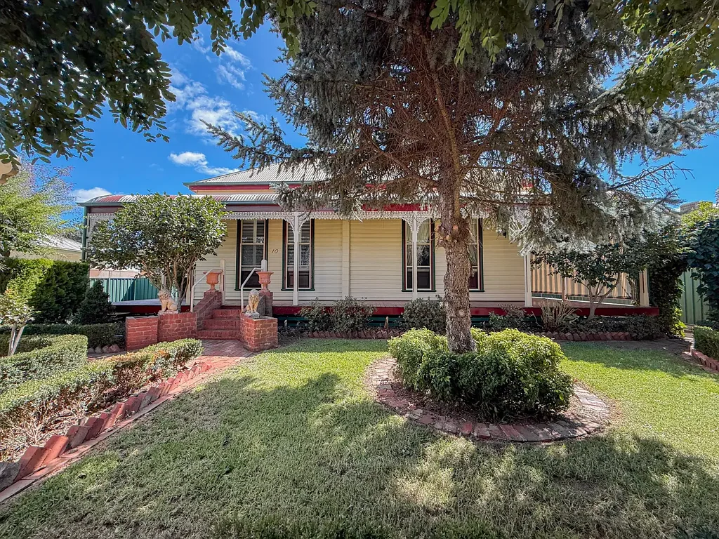 Spacious Home with 5 Bedrooms & Multiple Living Areas