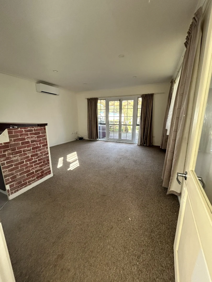 Sunny Two Bedroom Gem, Walk to Shops, Schools and Rail