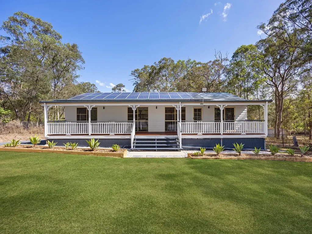 Blackstone 4 Slaapkamer Expansive 3,135m² Block with Shed, Solar, and Entertainer’s Deck In The Heart Of Ipswich