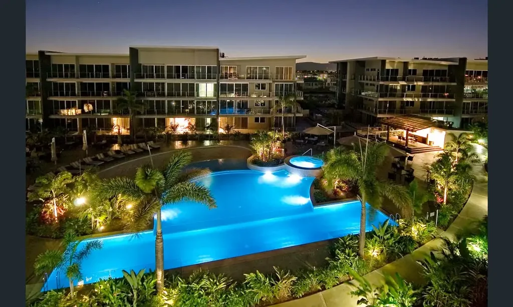 Hope Island 2房  Two Suites, Two Wings, One Uncompromised Floor Plan.  Vacant and ready to move into.