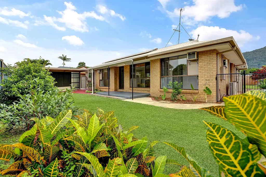Mooroobool 3房  Vacant with Side Access on 668m² Block