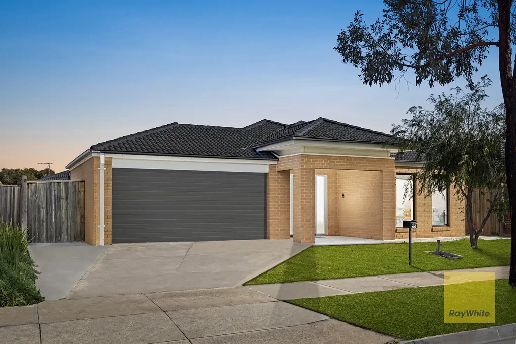 Point Cook 4침실 North-Facing Family Entertainer in the Heart of Featherbrook