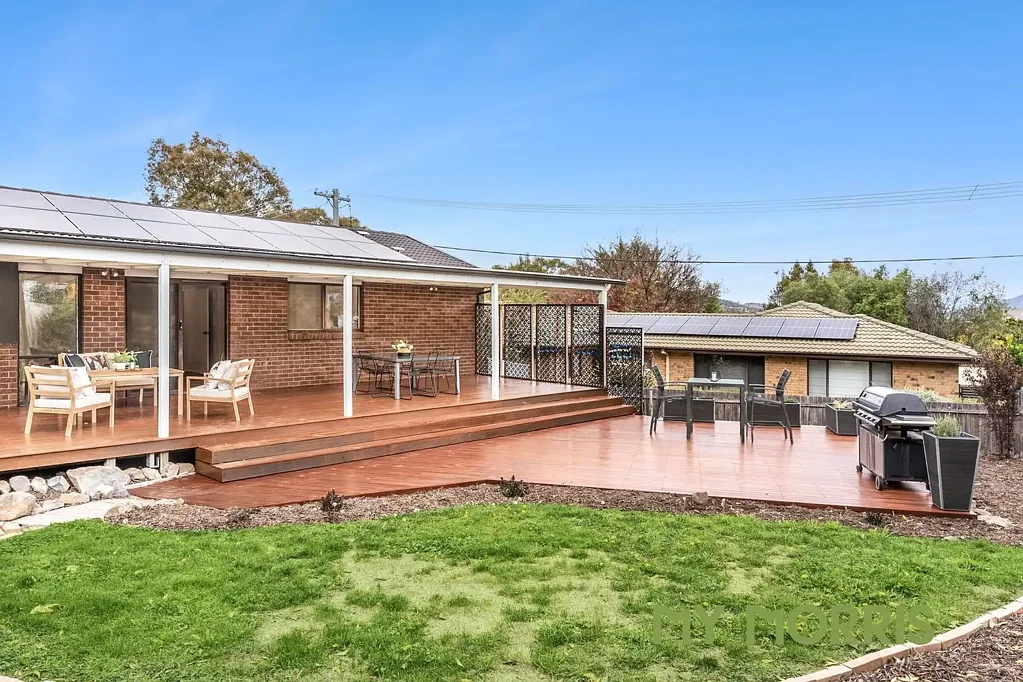 Monash 3房  Entertainer's delight in sought-after Monash location