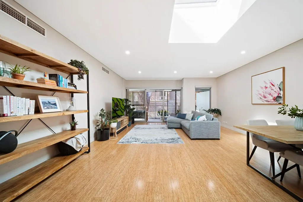 Lane Cove 3房 顶层六户独栋 行政级休闲 中心天窗采光 开放式空间 Miele高端厨房 主卧带套间 双安全车位 学区房优势 Penthouse-style living in a boutique Lane Cove block