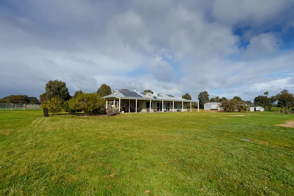 Manjimup 4房  Exceptional living with a bigger backyard!