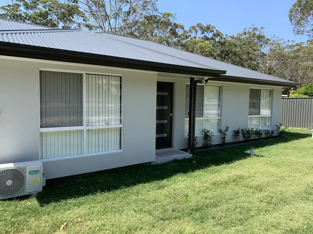 Kurrajong Salt & Serenity 
SHORT TERM ACCOMMODATION 
MODERN 3 BEDROOM 2 BATHROOM HOME (ONLY 2 BEDROOMS AVAILABLE)