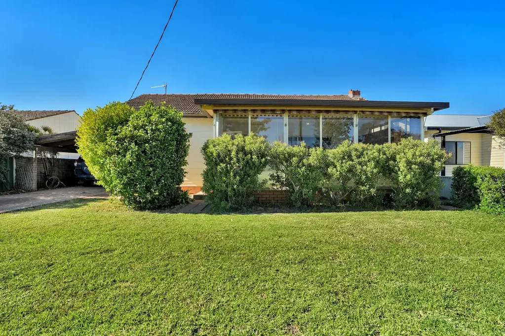 Narromine 3Habitaciones Spacious Family Home with Rear Lane Access on a Large Block