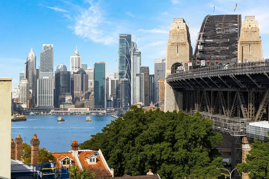 Kirribilli 2房 Harbour Bridge壮丽景观 独家建筑隔音窗 管道气候控制 设计师级Caesarstone厨房 私密低层卧室 马赛克瓷砖浴室 高端饰面中性色调 精英学校近便 Cosmopolitan, Chic and Completely Renovated