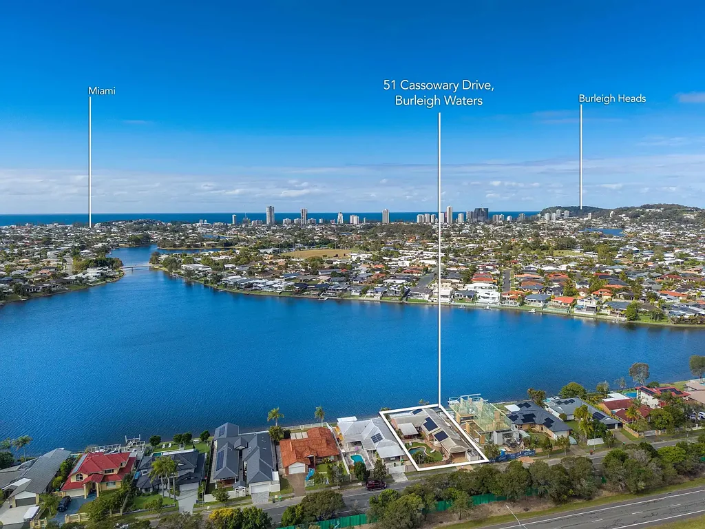Burleigh Waters 4房  EXPANSIVE WATERFRONT LIVING IN THE HEART OF BURLEIGH WATERS