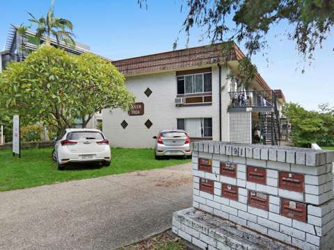 Southport 2 Bedroom Charming & Affordable Ground-Floor Unit in Prime Southport Location!