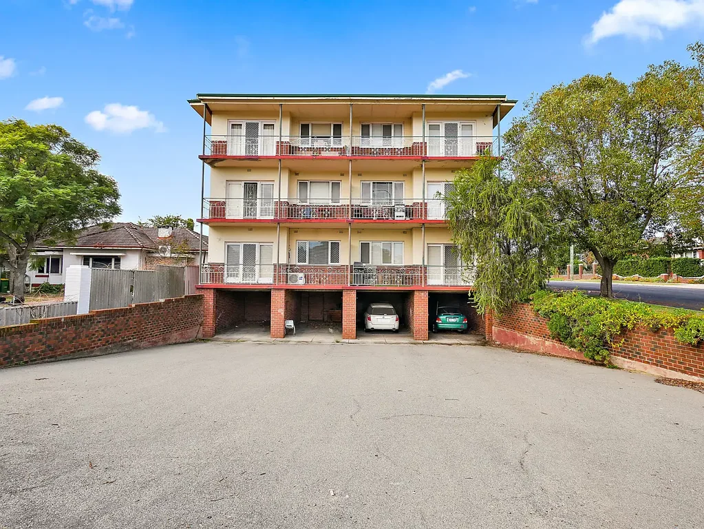 Charming 2 Bedroom Unit with Ideal Location in Como