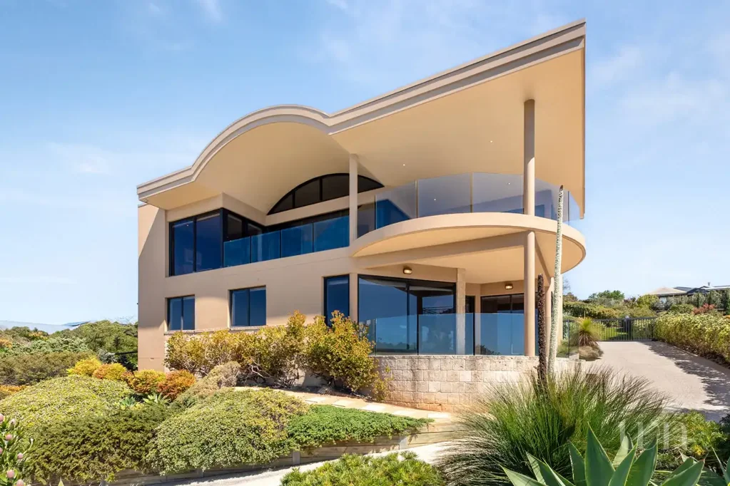 Mount Martha 4房 壮丽海湾景观 1300sqm地块 现代海岸奢华 高耸弧形天花板 石材厨房 开敞生活区 主卧海湾景 全配影院 双车库 车间存储 Elevated Perfection Overlooking Port Phillip Bay