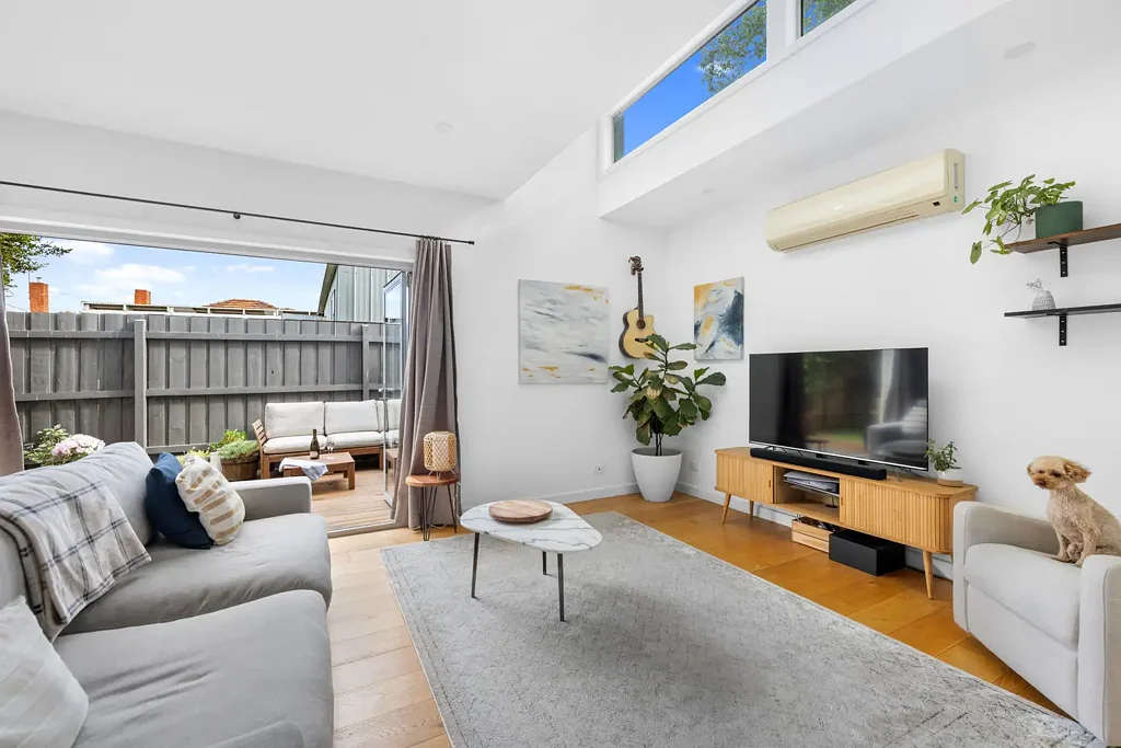 Yarraville 3房 建筑设计师设计 光线充沛 开放式起居 时尚厨房 主卧套间 私密后院 安全车库 步行便利 Secure, spacious and filled with natural light