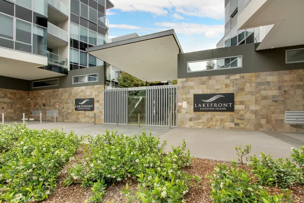 Kingston 1房  Experience the Best of Both Worlds: 80 m² Courtyard Retreat on the Mezzanine Level in Lakefront Living