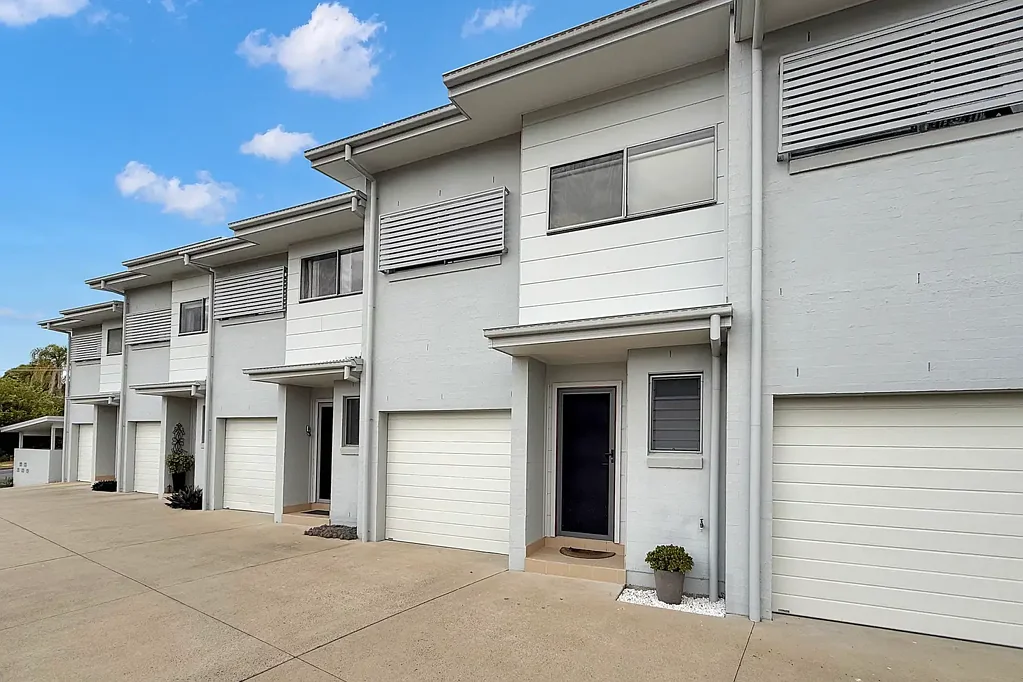 Contemporary 3-Bedroom Townhouse in a Sought-After Location