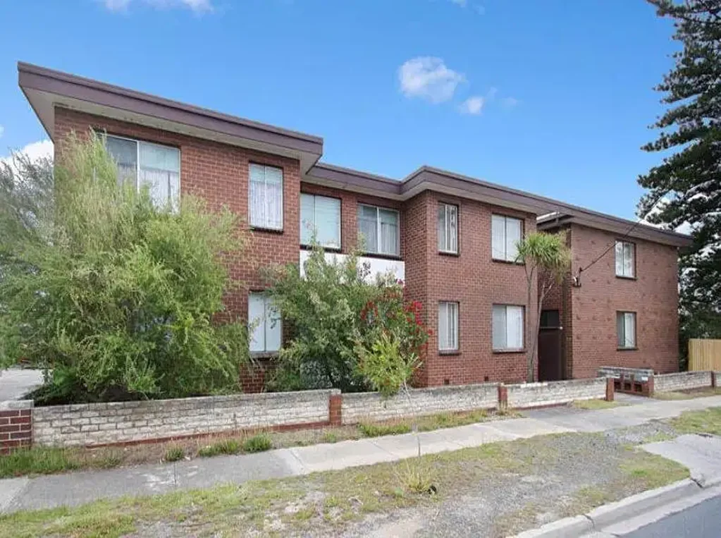 Delightful two bedroom upstairs apartment in a great location! Walking distance to Huntingdale Shopping precinct!!