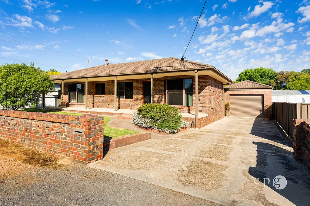 Castlemaine 3ห้องนอน Spacious, Solid & Ideally Located on 807m²