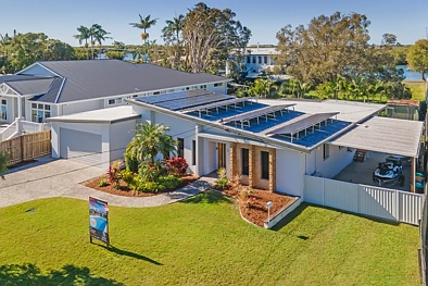 Hope Island 4房  Stunning Family Home - Rare 959m² Block - Dual Living