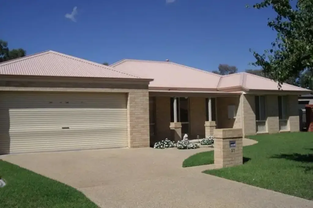 Spacious Three-Bedroom Family Home – Prime Location