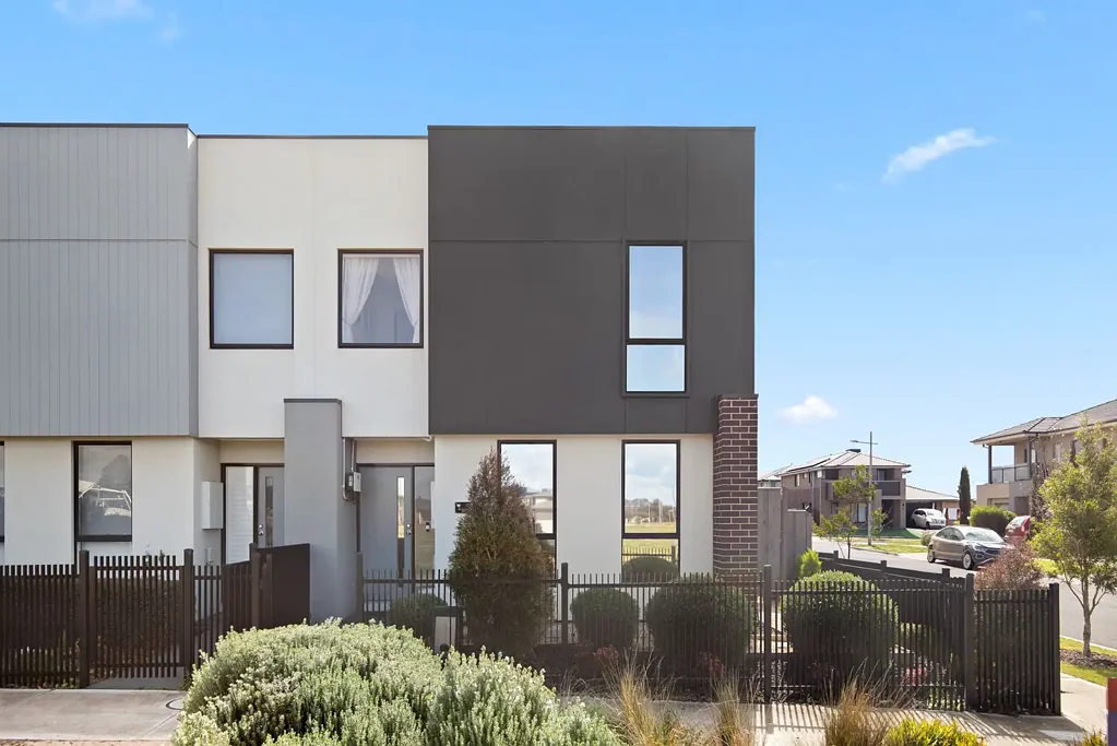 Werribee 3कमरा Modern Elegance Meets Everyday Convenience... No Body Corp!