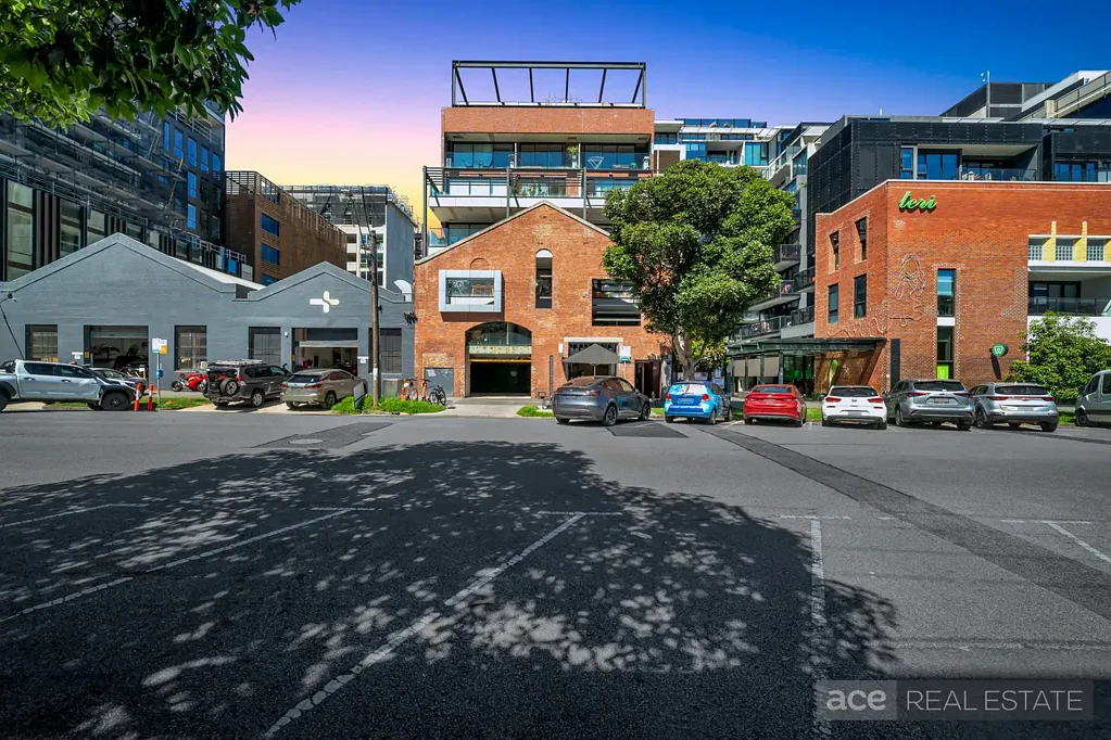 South Melbourne 1房 交通便利墨尔本 55平宽敞公寓 不锈钢电器石台面 阳台娱乐空间 升降架车位 安全楼宇入口 Stylish Inner City Living in South Melbourne
