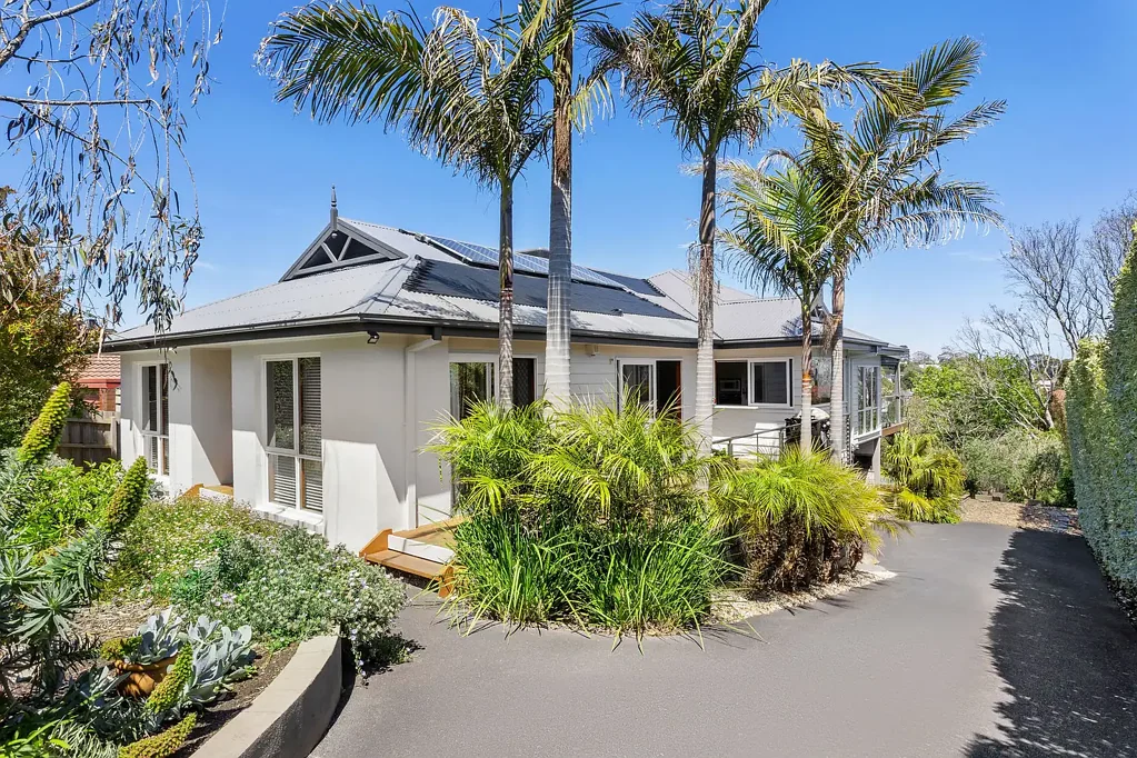 Mount Martha 4房 宁静社区角落 四卧主套带步入式衣帽间 现代厨房石材台面 三露台海湾景观 太阳能泳池 双车库多功能空间 步行学校海滩 EFFORTLESS COASTAL LIVING IN A CONVENIENT BEACHSIDE POCKET