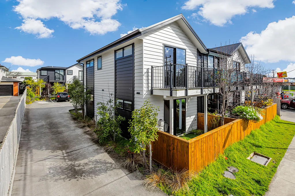 Kelston 2બેડરૂમ Stylish Two-Level Townhouse - Move-In Ready!"