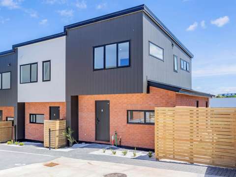 Modern 2-Bedroom Corner Unit – Prime Location!...