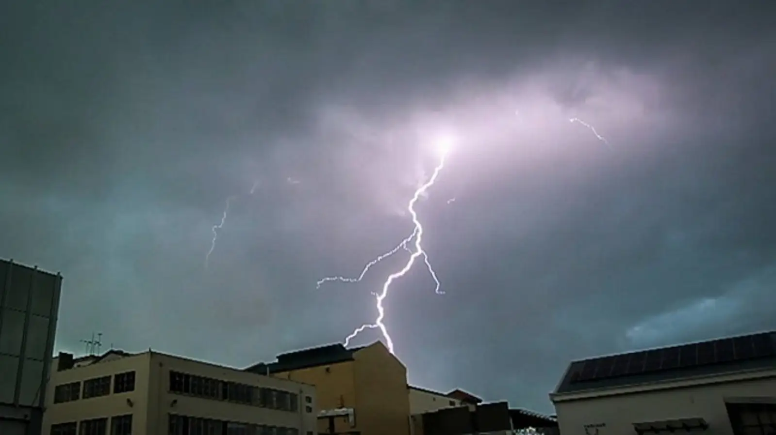 天气太反常!雷电超7,000次,部分地区气温比平常低8℃