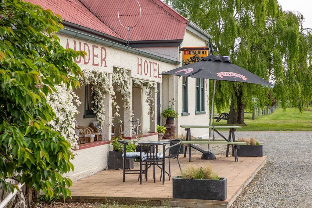 Omakau Lauder Hotel - Options Aplenty