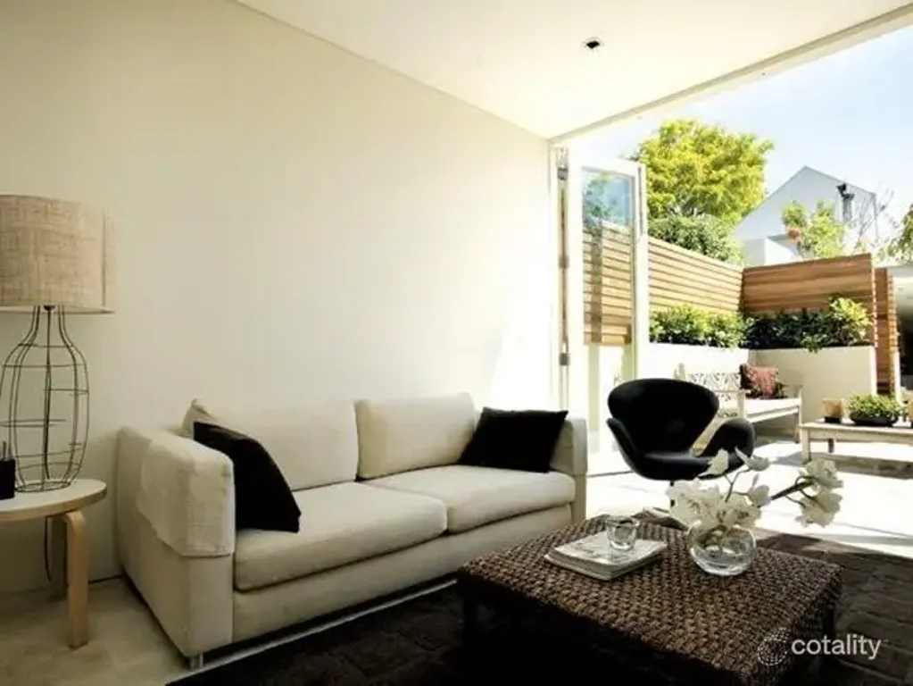 EXECUTIVE RESIDENCE IN PREMIER LOCATION