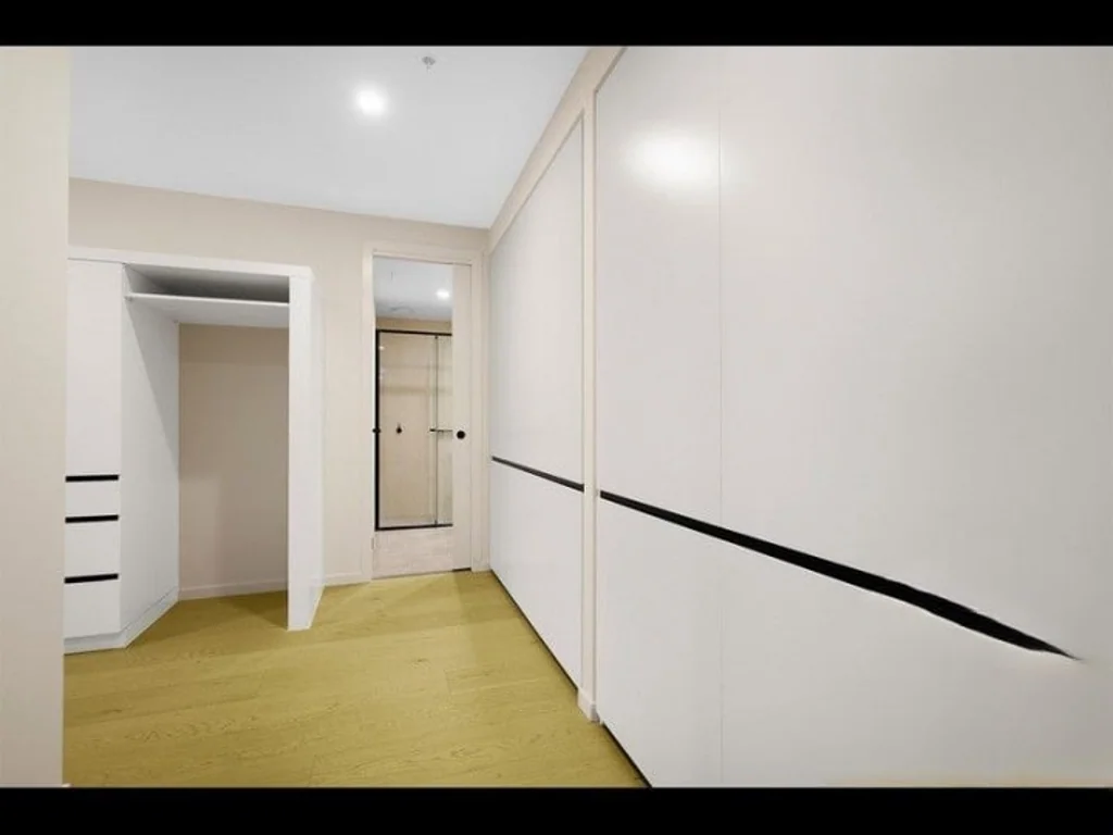 1 Bedroom with HEAPS of Storage