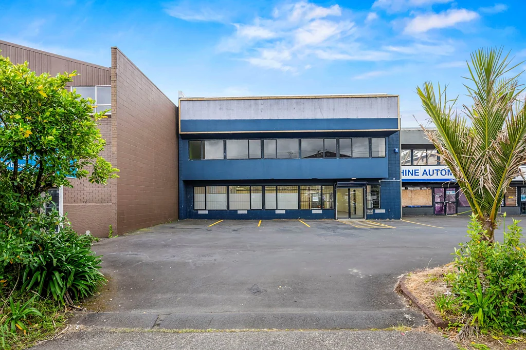 New Lynn  PRIME TRADE RETAIL WAREHOUSE / SHOWROOM