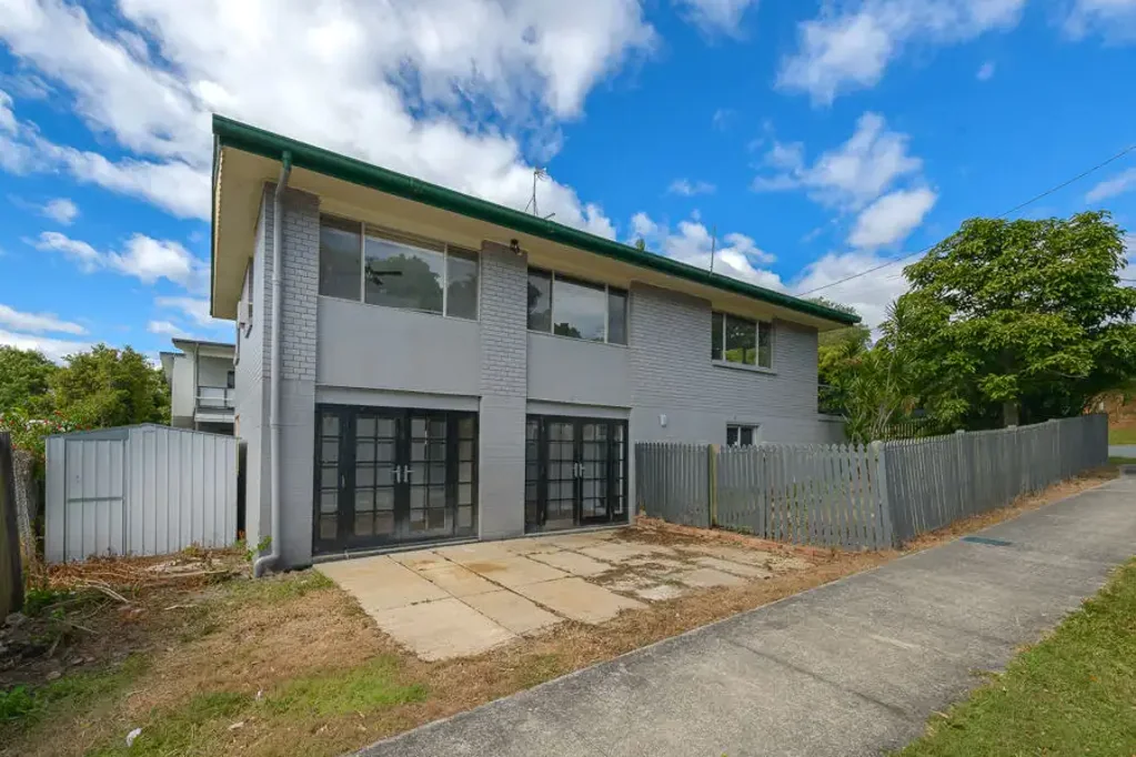 DUAL LIVING POSSIBILITY- LARGE HOME - ELEVATED POSITION