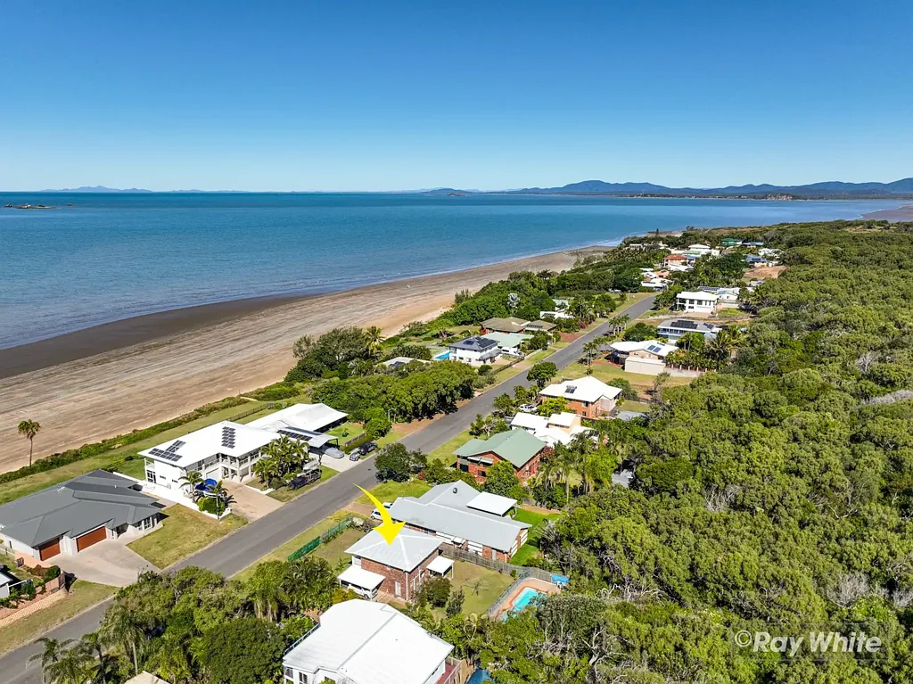 Zilzie 3 Bedroom Perfect Beach home or Air BNB- steps from the sand