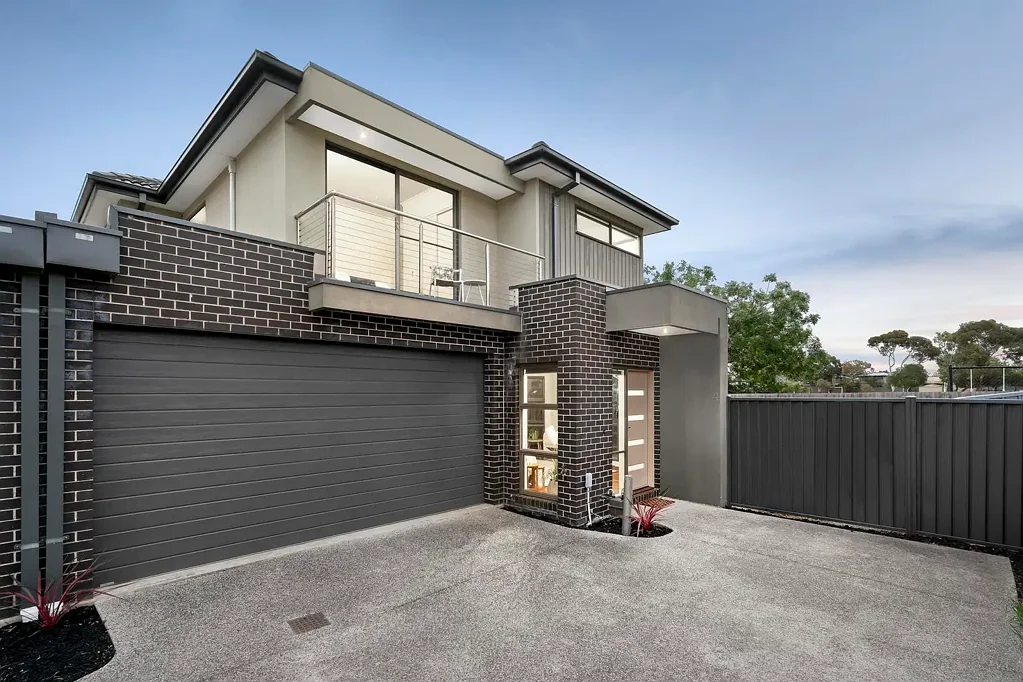 Newport 3房 开放式设计 现代风格 无邻宁静 公园旁联排 靠近学校车站 北向阳光 石材厨房 岛式早餐吧 主卧带阳台 独立浴室 多处储物 美丽庭院 Parkside Perfection With a Huge Open Living Design