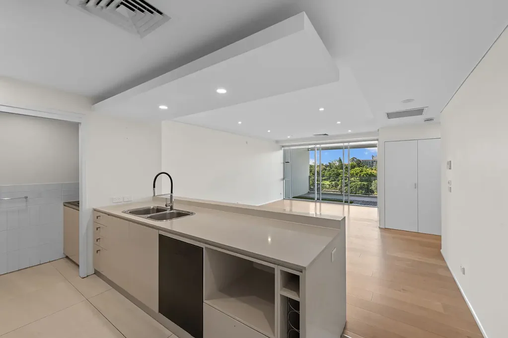 Newly Renovated Top Floor Apartment Overlooking Roma Street Parkland