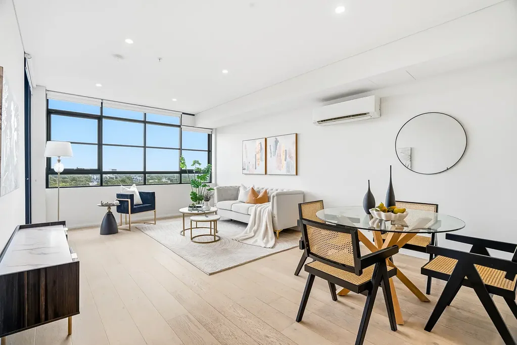 Kirrawee 2房 公园景观开阔 10层宁静视野 Smeg高端电器 开放式宽敞布局 主卧独立卫浴 基础设施齐全 便利生活触手可及 Stylish Oversized Apartment with Park Views in the Sought-After South Village Development