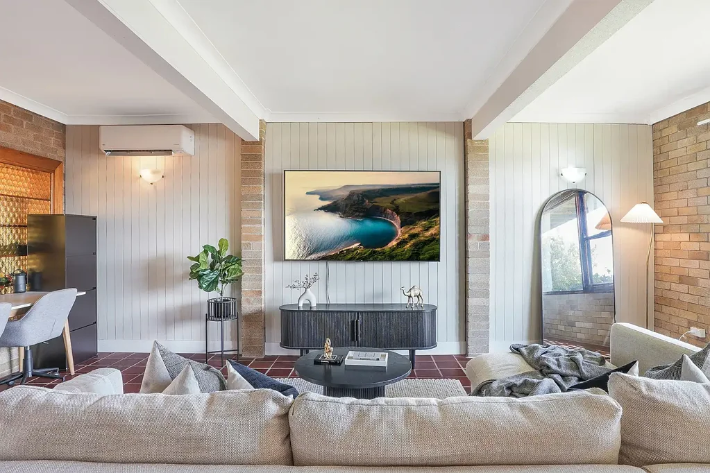 Barrack Point 4Kwarto Prime redevelopment potential with expansive ocean views